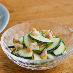 ズッキーニとくるみのヨーグルトあえ