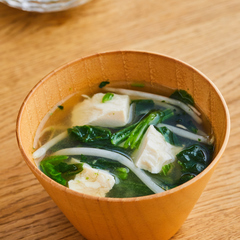 ちぎり豆腐とほうれん草のみそ汁