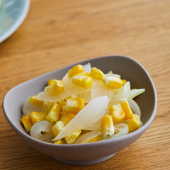 電子レンジで とうもろこしと玉ねぎのさっぱりあえ