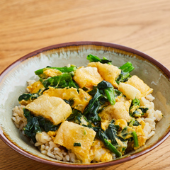 玄米ご飯で ほうれん草と油揚げの卵とじ丼
