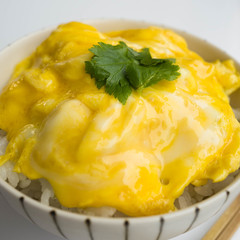 スクランブル玉子丼