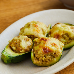 ズッキーニのチーズカレー肉詰め