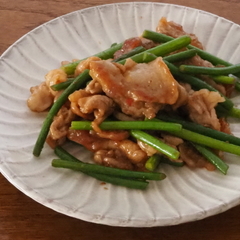 豚肉とにんにくの芽の炒めもの