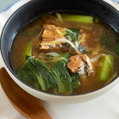 小松菜とさばみそ缶のしょうがスープ