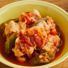 ガンボ（鶏手羽元とオクラのピリ辛トマト煮込み）