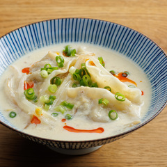 冷凍餃子ともやしの豆乳坦々スープ