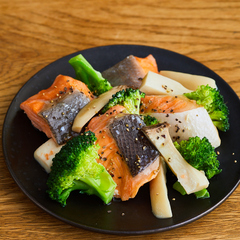 鮭とブロッコリーのフライパン蒸し