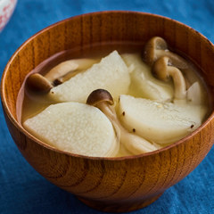 長いもとしめじのみそ汁