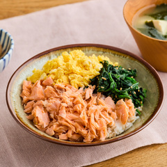 鮭と卵とほうれん草の彩り３色丼