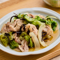 レタスと豚肉の塩昆布蒸し