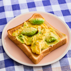 アボカドのスクランブルエッグトースト