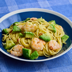 えびとアボカドのパスタ