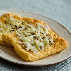 油揚げのしらすチーズピザ風