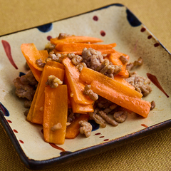 ひき肉とにんじんのオイスター炒め