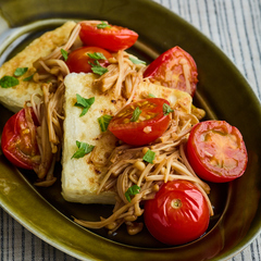 豆腐ステーキの和風トマトソースがけ