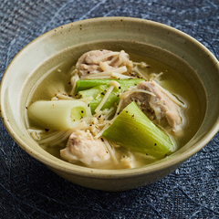 焼きねぎと鶏肉のおかずスープ