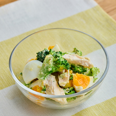 鶏肉とブロッコリーの卵サラダ