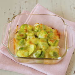 ホクホクそら豆と新玉ねぎのチーズ焼き