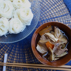 温かいつけ汁で食べる素麺