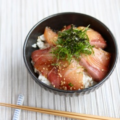 お刺身で ぶりの漬け丼