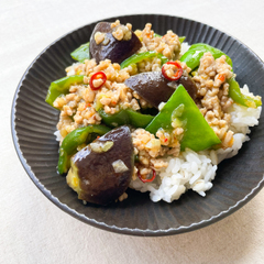 辛うま 麻婆茄子とピーマンのどんぶり