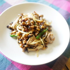 鶏肉と蒸し雑穀の味噌バタ炒め