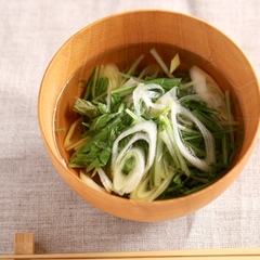 朝食にも 長ネギと水菜のお吸い物