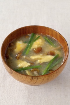 にらたまとなめこのお味噌汁