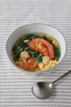 チンゲン菜とトマトの中華風たまごスープ