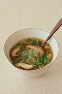 豆苗と長ネギと椎茸の中華スープ