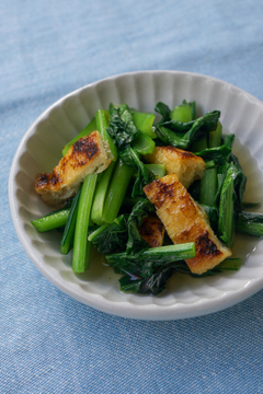 こんがり油揚げと小松菜の煮物