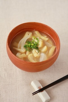 とろあま玉ねぎと油揚げの味噌汁