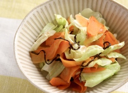 電子レンジで 春キャベツと人参の塩昆布あえ