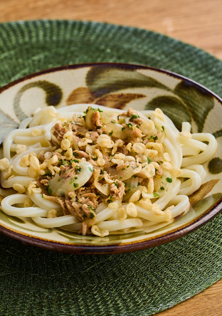 ツナと玉ねぎの揚げ玉うどん
