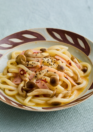 電子レンジで ピリ辛カルボナーラうどん