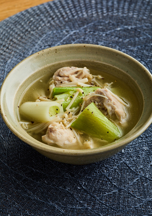 焼きねぎと鶏肉のおかずスープ