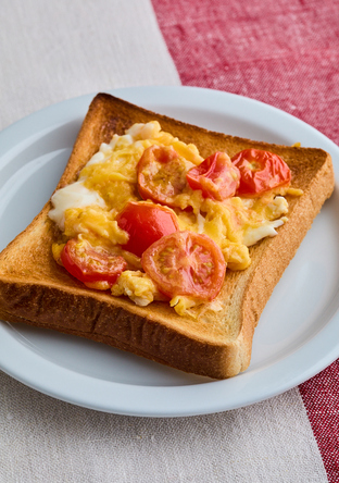 トマトとスクランブルエッグのトースト