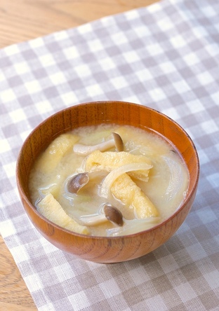 玉ねぎと油揚げのみそ汁