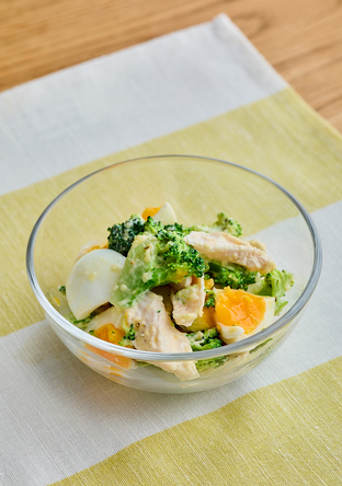 鶏肉とブロッコリーの卵サラダ