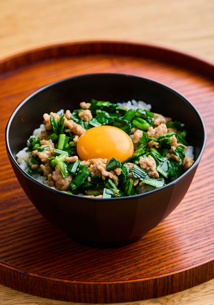 豚ひき肉とにらのスタミナ丼