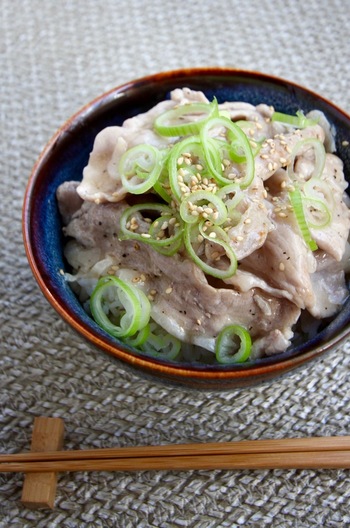 ねぎ塩だれガーリック豚丼