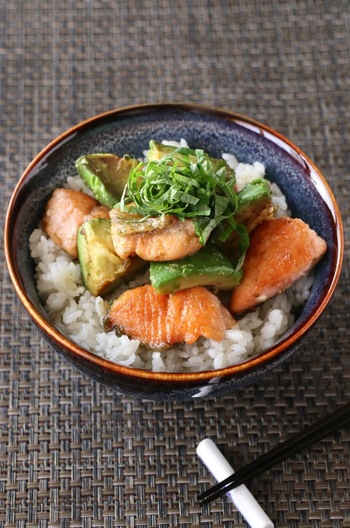 鮭とアボカドの柚子胡椒丼