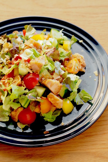 鶏から揚げで彩りチョップドサラダ