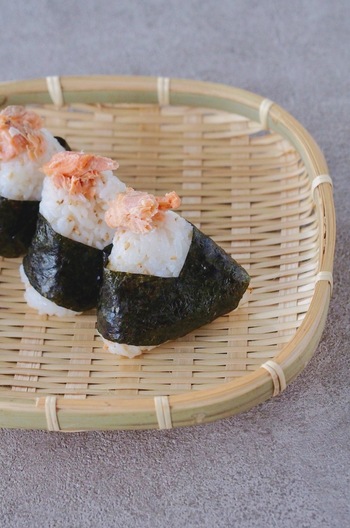 鮭ごまおにぎり