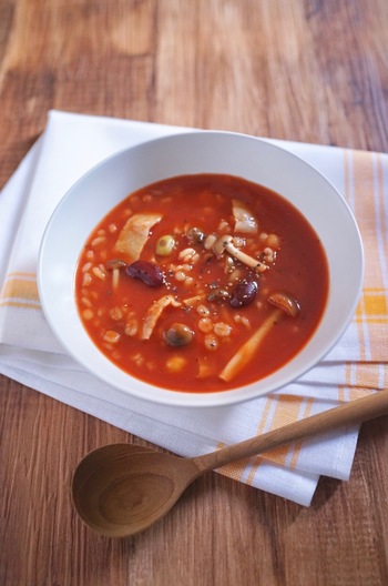 お手軽 押し麦と豆のトマトスープ