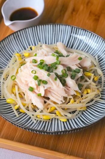 サラダチキンと大豆もやしのレンジ蒸し ピリ辛だれ