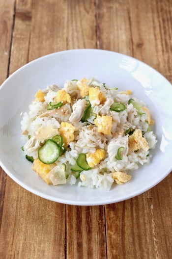 酒蒸し鶏ささ身でサラダ風混ぜ寿司