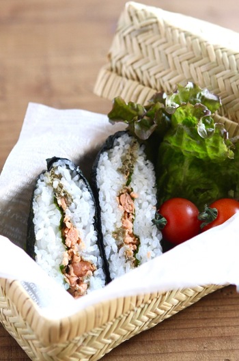 鮭とろろのおにぎらず