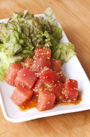 ピリ辛まぐろ漬け　レタス添え