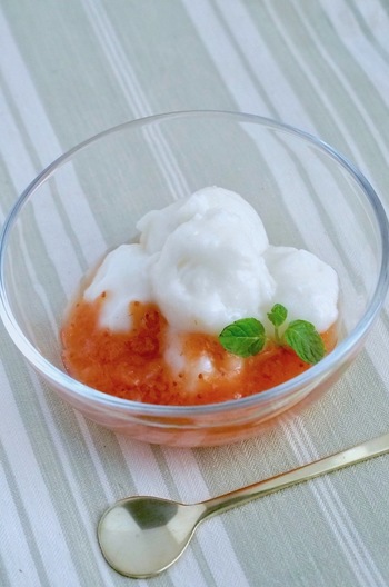 ミルク甘酒もち・ストロベリージンジャーソース